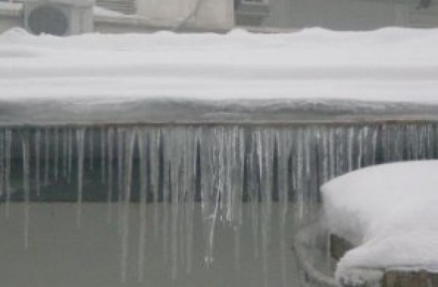 Кметът д-р Юлиян Найденов предупреди: Силистренци да изчистят снега и ледените висулки от покривите