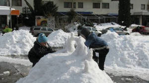 Снежни фигури радват и тревненци