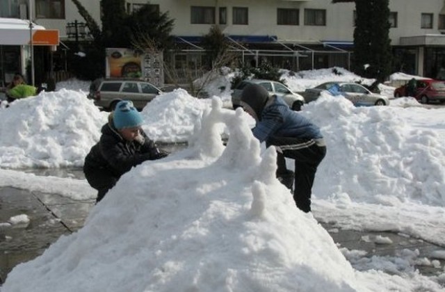 Снежни фигури радват и тревненци