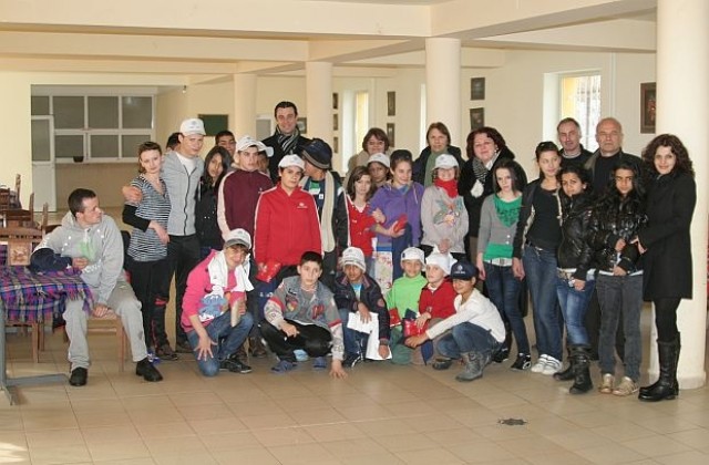 Тотото зарадва с подаръци деца от Дома в Благоевград