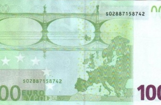 Плаща с фалшиви евро