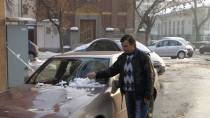 Огромна снежна маса се срути и потроши кола в Пловдив