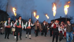 Сирни Заговезни чавги за прошка в с Бряст маскирани прескачат