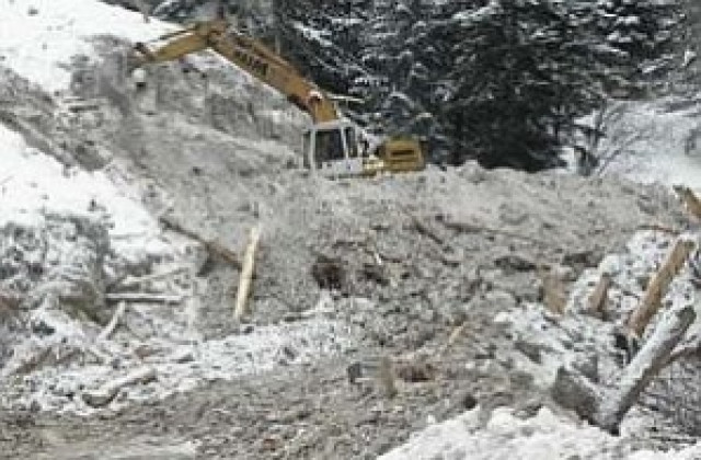 Лавини затвориха за часове пътя за село Мугла