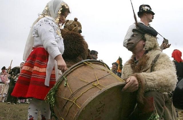 На Сирни Заговезни младите вземат прошка от по-старите