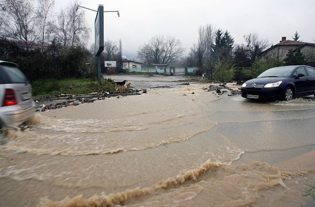Наводнени къщи и два срутени моста в Пловдивско