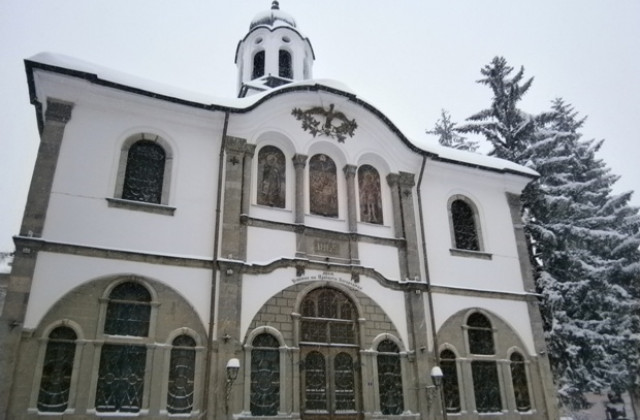 На Сирни Заговезни младите вземат прошка от по-старите