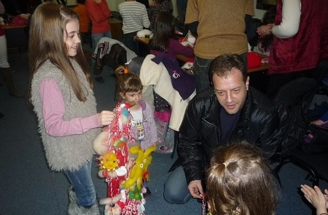 Деца подариха 40-метрова мартеница на кмета на Велико Търново