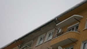 Жена пострада след като леден блок от сградата на Общината