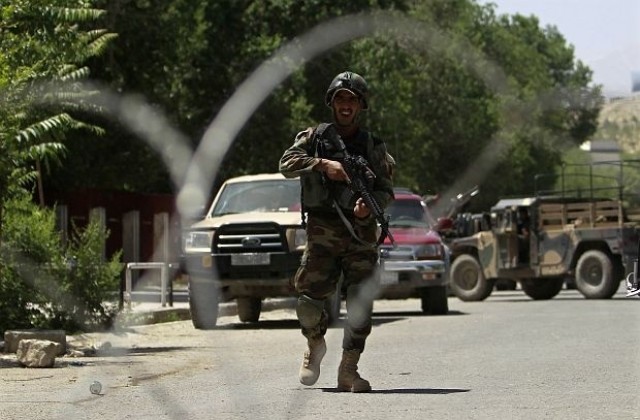 Кола бомба уби девет души на летище в Афганистан