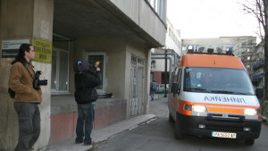 Пострадалият от леден къс мъж вече диша сам