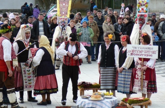 Момченца на 2,5 и 3 години с награда за най-млади участници в Маскарадните игри в Блатец