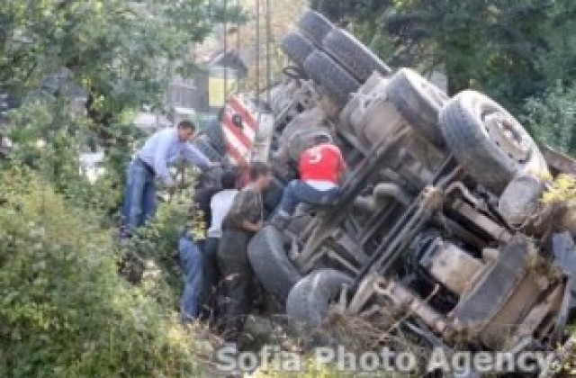 Вадене на катастрофирал ТИР затвори за часове пътя Велико Търново- Русе