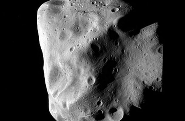 Откриха астероид, който след година ще доближи Земята