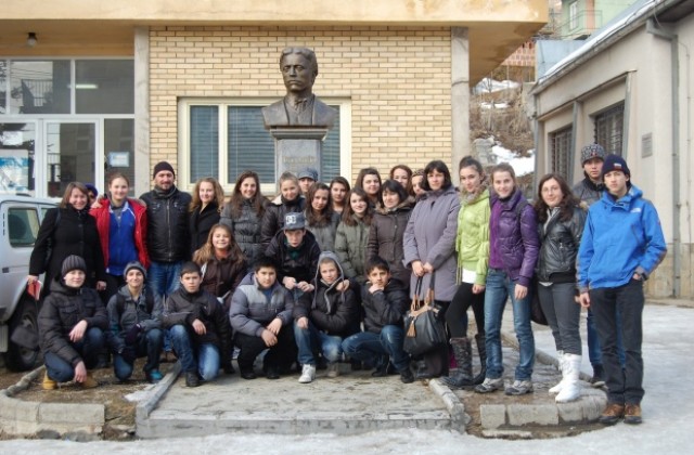 Младежи от Кюстендил с презентации пред връстници от Босилеград