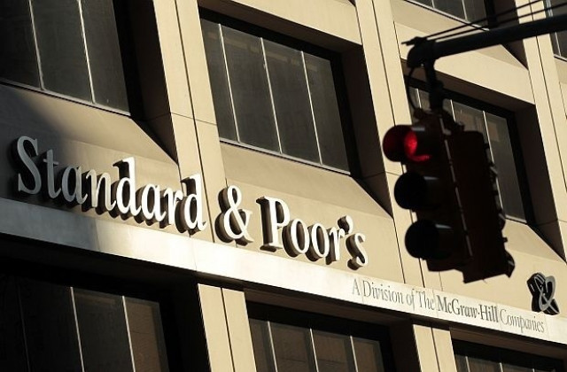 S&P свали рейтинга на Гърция, няма да има последствия за банковата й система