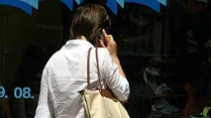 Пускат дамска чанта с вградено зарядно за телефон