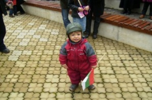Девойки ще раздават 2000 български знамена за 3 март в Кюстендил