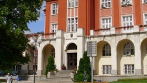 Ремонт на фасадата на Общината затвори централния вход