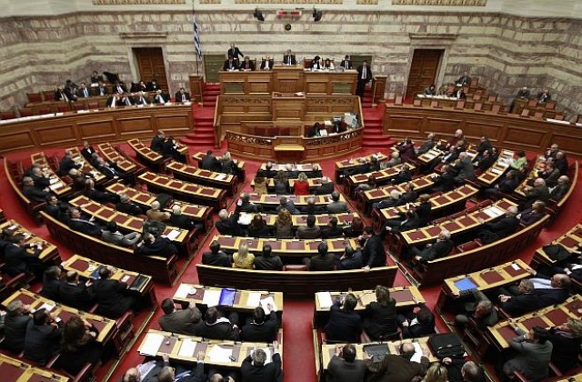 Гръцкият парламент одобри намаляване на пенсиите и заплатите