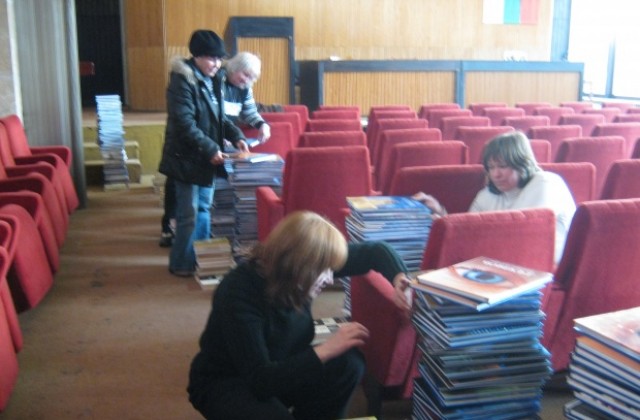 По 80 книги дарение за читалищата от община Дупница
