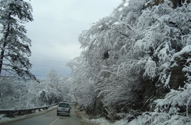 Сняг вали на места в област Сливен