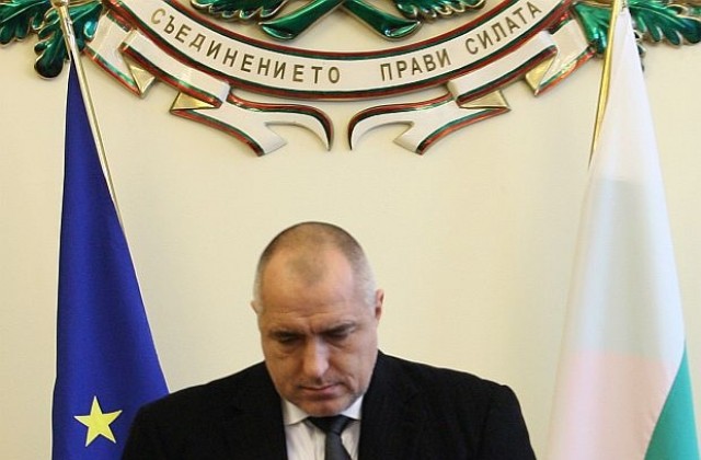 Борисов иска от министри и зам.-министри да връщат бонуси, плаши с уволнения