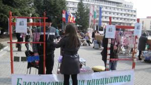 Собственоръчно изработени мартеници в подкрепа на Пламен предлагат младежи в