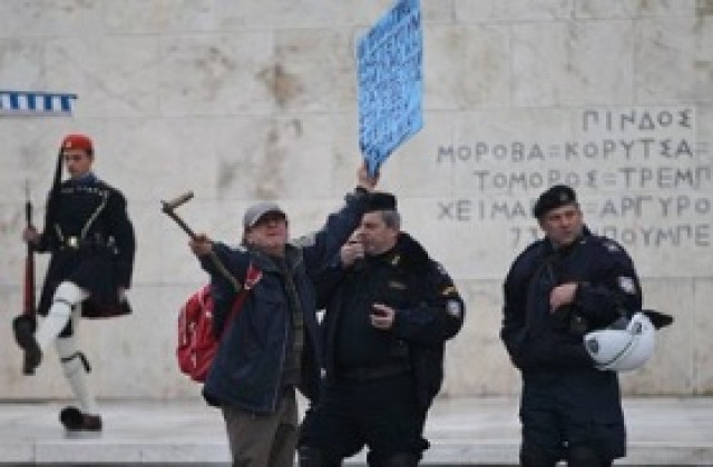 Организират стачки и протести в Гърция