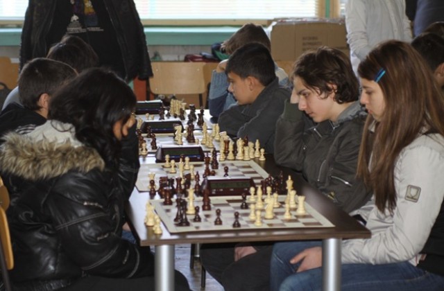 СОУ „Л. Каравелов първи на турнира по шахмат