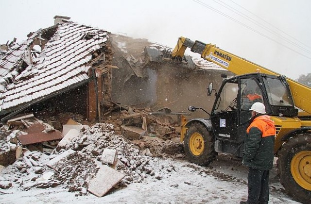 Събарят негодните за обитаване къщи в Бисер