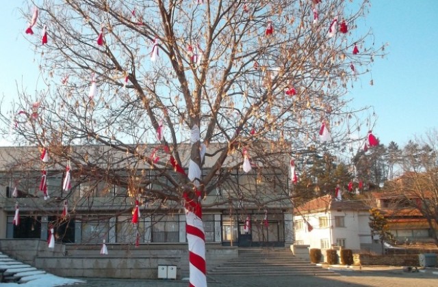 Дърво-мартеница си направиха в Баниска