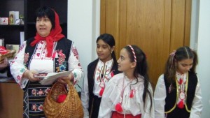Деца закичиха с мартеници общинското ръководство