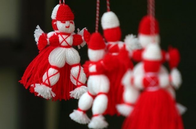 Българи и румънци отбелязват 1 март с мартеница и мартисор