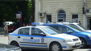 Полицията издирва мъж представил се за данъчен