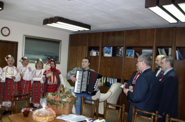 Мартенички на деца в риск закичиха на служителите в областна администрация