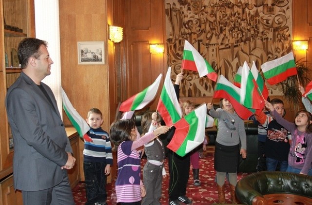 Деца поздравиха кмета с  Аз съм българче в чест на Трети март