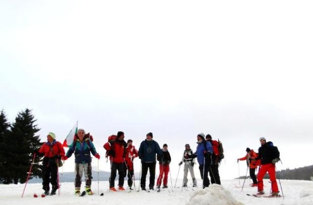 И участници в ски похода за 3-ти март се включват в тържествата на вр. Шипка