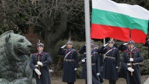Националното знаме бе издигнато пред Паметника на Незнайния воин