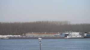 Заседнал молдовски кораб превозващ гориво търси помощ