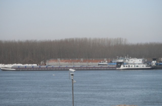 Заседнал молдовски кораб, превозващ гориво, търси помощ