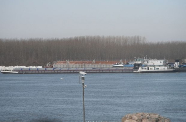 Заседнал по Дунав молдовски кораб, превозващ гориво, търси помощ