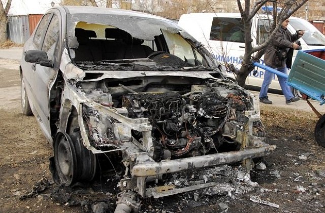 Пет автомобила горяха в Бургас