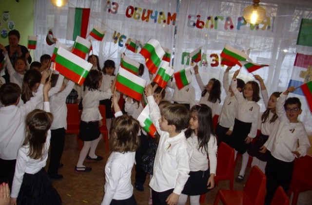 Деца представиха спектакъл „Аз обичам България”