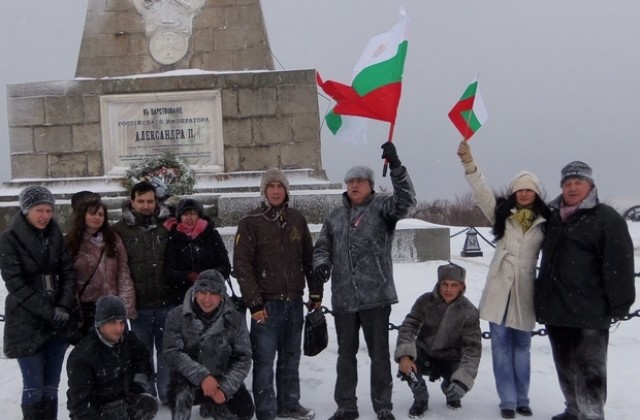 Младежи от ГЕРБ почетоха паметта на загиналите за свободата на връх Шипка