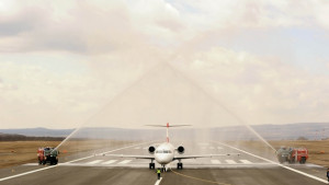 С водна арка откриха новата писта на летището