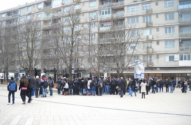 Съученици и приятели на Илко Радев излязоха на площада
