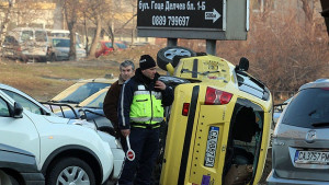 Такси се обърна на столичен булевард няма пострадали