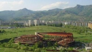 Продават парцели до недостроената спортна зала