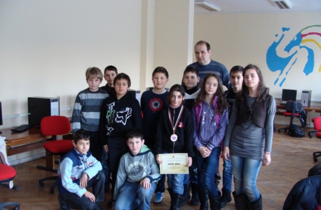 Петокласничката Цвета Тодорова от ПМГ - трета в Националното състезание по информатика